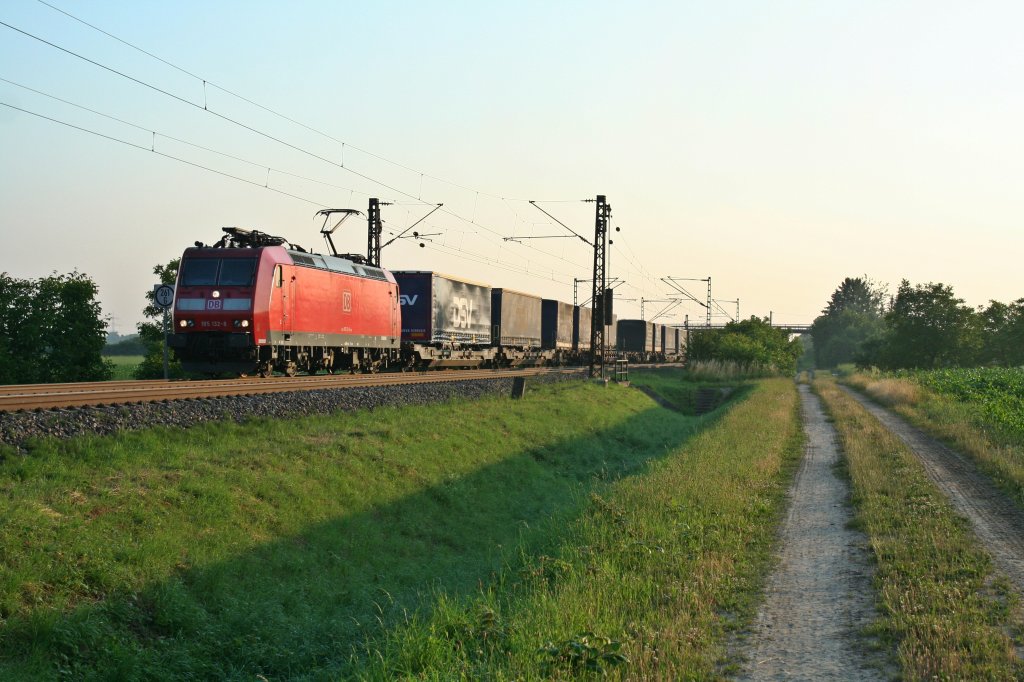185 132-8 mit einem KLV-Zug in die Schweiz am Morgen des 08.07.13 auf Hhe des Mllheimer (Mllheim/Baden) Stadtteils Hgelheim.