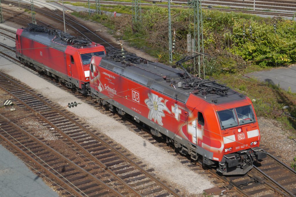 185 142-7 mit Schweiz-Werbung und 186 322-4 im Bw Mannheim. (28.09.12)