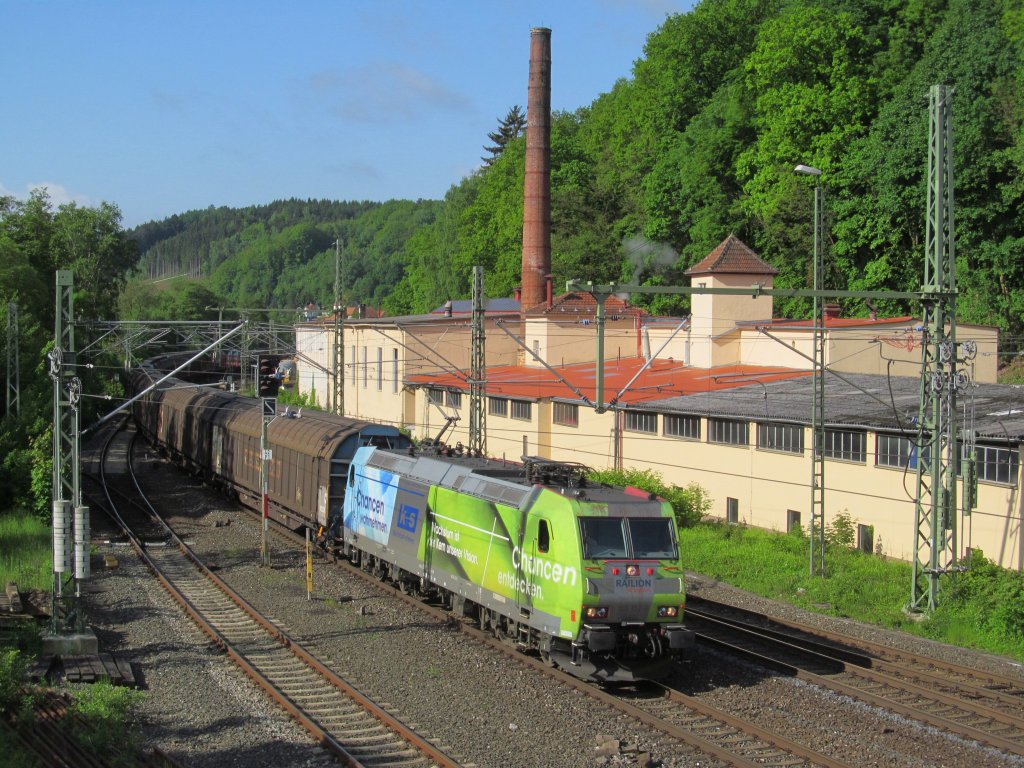 185 152-6  K+S  zieht am 23. Mai 2013 einen gemischten Gterzug durch Kronach in Richtung Saalfeld.