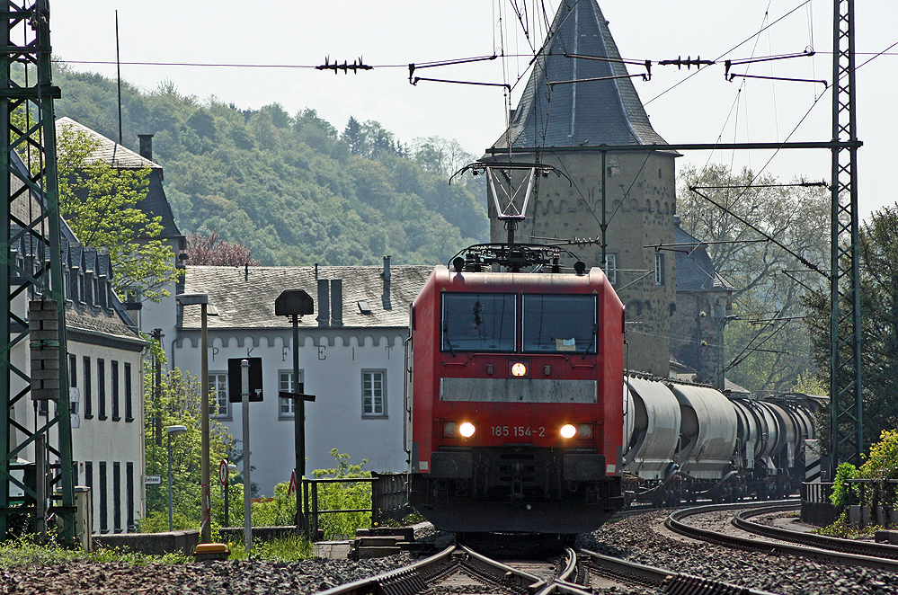 185 154-2 mit einem Gterzug Richtung Troisdorf/Kln bei der Durchfahrt in Linz (Rhein), 21.4.11