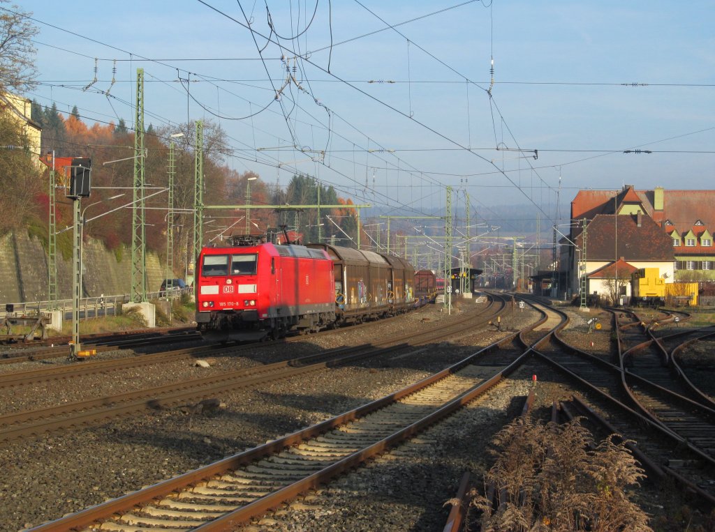 185 170-8 zieht am 14. November 2012 einen gemischten Gterzug durch Kronach.