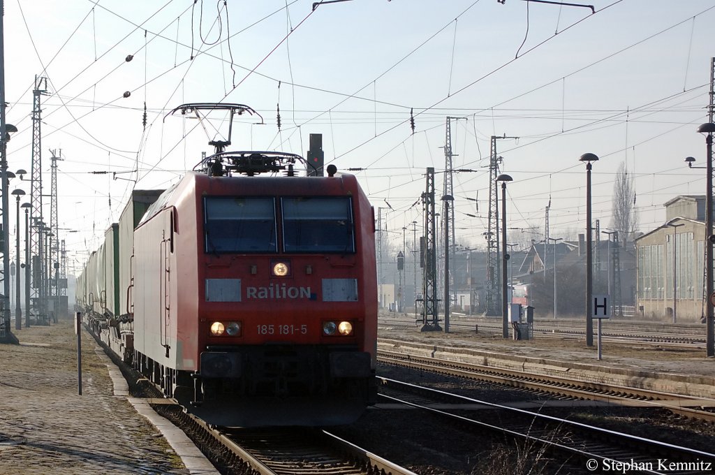 185 181-5 mit einem Gterzug in Stendal und ist in Richtung Magdeburg unterwegs. 04.03.2011