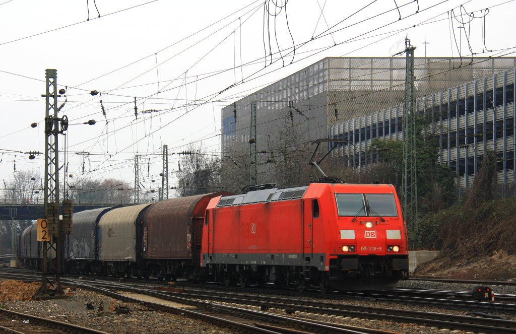 185 216-9 DB kommt aus Richtung Kln mit einem Kurzen Coilzug aus Linz Voestalpine(A) nach Genk-Goederen(B) und fhrt in Aachen-West ein bei Wolken bei 6 Grad Plus am 16.2.2013. 