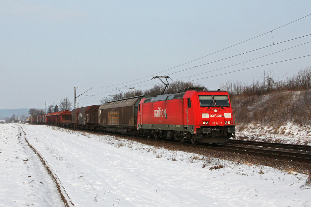 185 227 mit einem gemischten Gterzug am 10.02.2012 bei Plling.