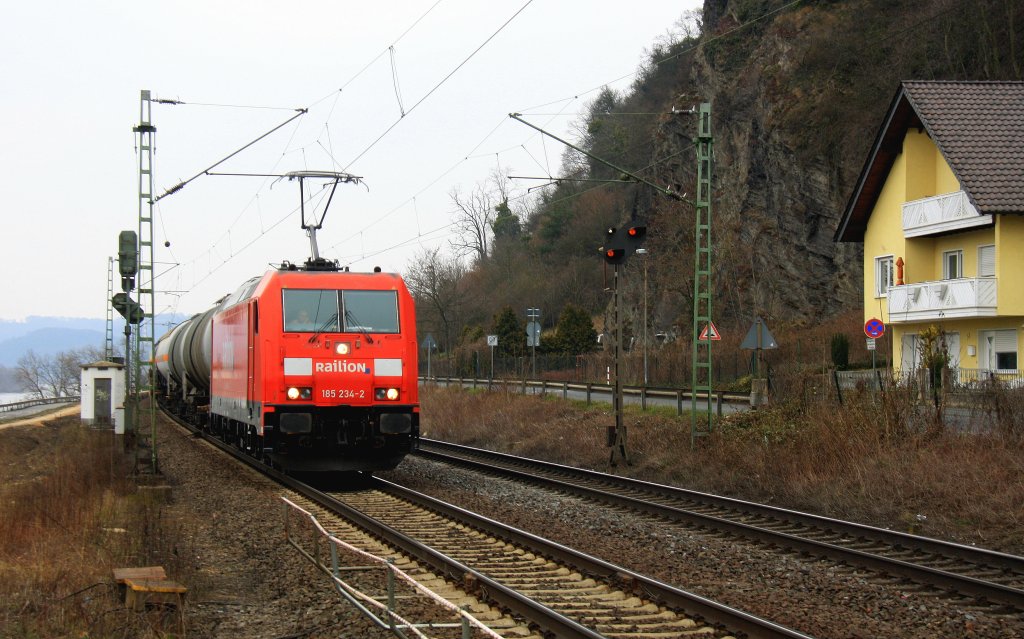 185 234-2 von Railion kommt aus Richtung Kln mit einem gemischten Gterzug aus Kln-Gremberg und fhrt durch Leubsdorf am Rhein und fhrt in Richtung Koblenz auf der rechten Rheinstrecke (KBS 465) am Kalten 3.4.2013. 