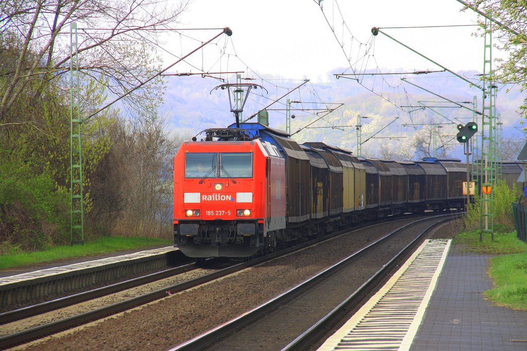 185 237-5 von Railion kommt durch Leubsdorf am Rhein mit einem Gterzug aus Richtung Kln-Gremberg in Richtung Sden am 3.4.2012.