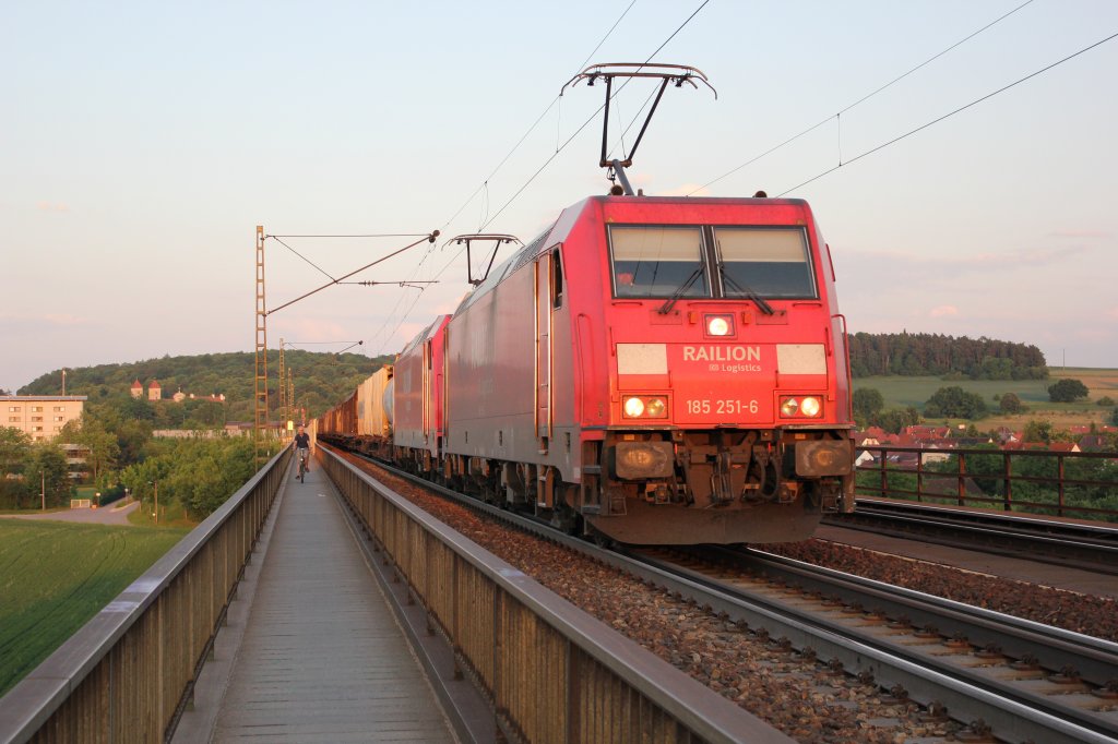 185 251-6 und 185 255-7 ziehen einen gemischten Gterzug ber die Mariaorter Brcke in Richtung Nrnberg. 23.05.2012.