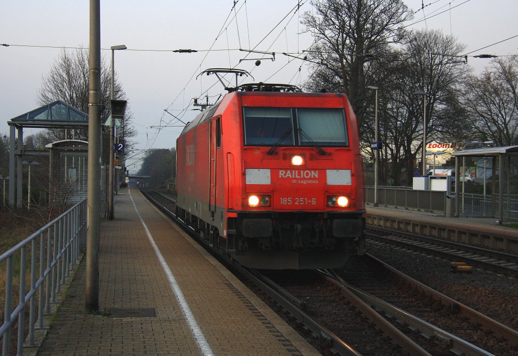 185 251-6 von Railion kommt als Lokzug aus Richtung Herzogenrath nach Aachen-West  und fhrt die Kohlscheider-Rampe hoch.
Aufenommen bei der Durchfahrt in Kohlscheid bei Abendstimmung am 23.3.2012.