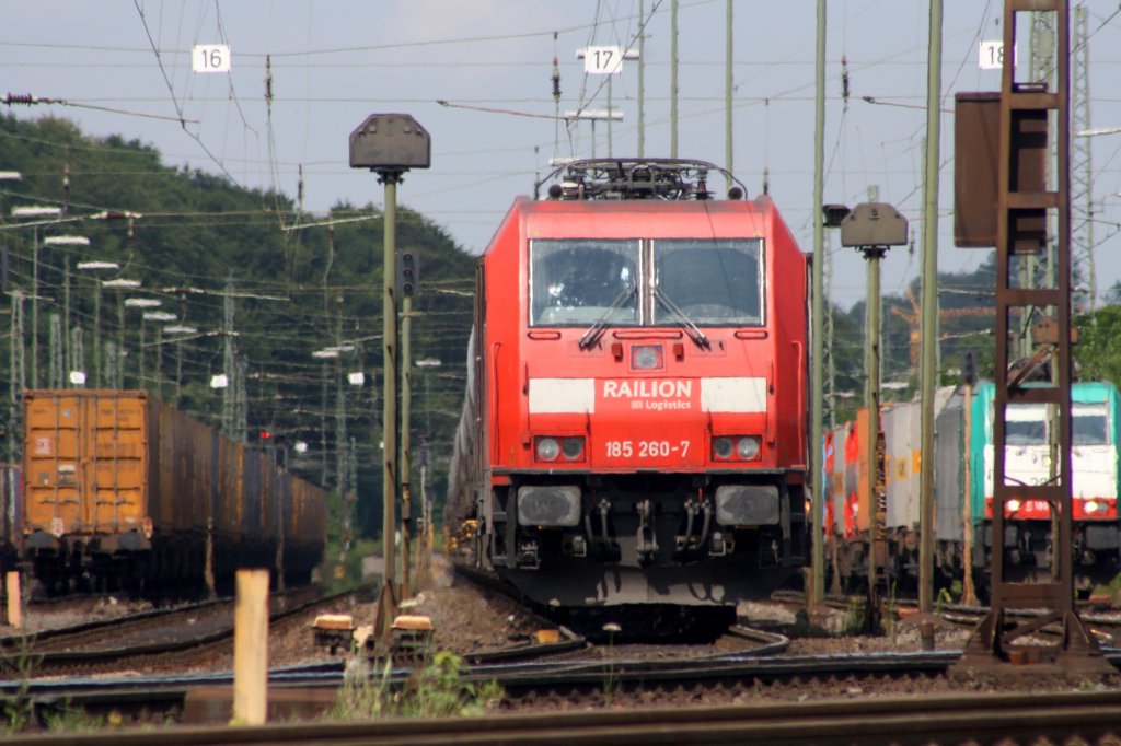 185 260-7 von Railion steht mit einem lzug in Aachen-West bei Sonne.
10.7.2011