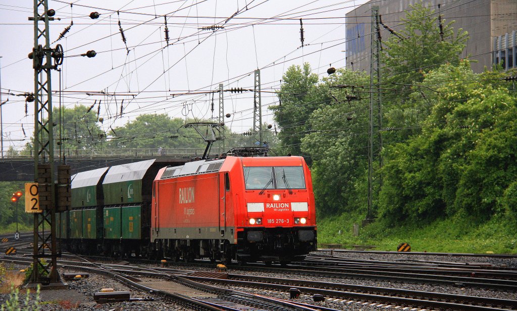185 276-3 von Railion kommt aus Richtung Kln mit einem Kohlenleerzug aus Mannheim und fhrt in Aachen-West ein bei Regen am 4.6.2012.