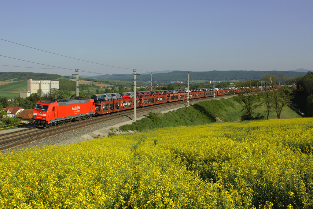 185 290 mit dem GAG 48298 am 6. Mai 2011 zwischen Bheimkirchen und Pottenbrunn.
