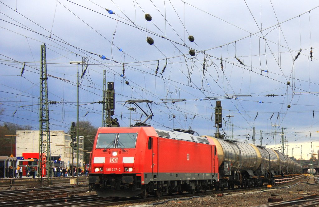 185 347-2 DB fhrt mit einem Kesselzug aus Antwerpen-BASF(B) nach Ludwigshafen-BASF(D)
bei der Abfahrt aus Aachen-West und fhrt in Richtung Aachen-Hbf,Kln bei Regenwolken am 11.4.2013.