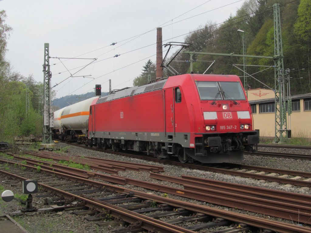 185 347-2 zieht am 01. Mai 2013 einen gemischten Gterzug in den Bahnhof Kronach.
