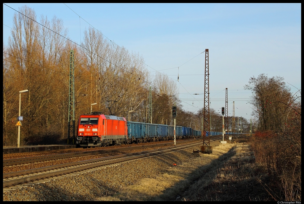 185 382-9 rollt mit einem Kohle-Ganzzug aus Polen durch Leipzig-Thekla. (22.2.2012)