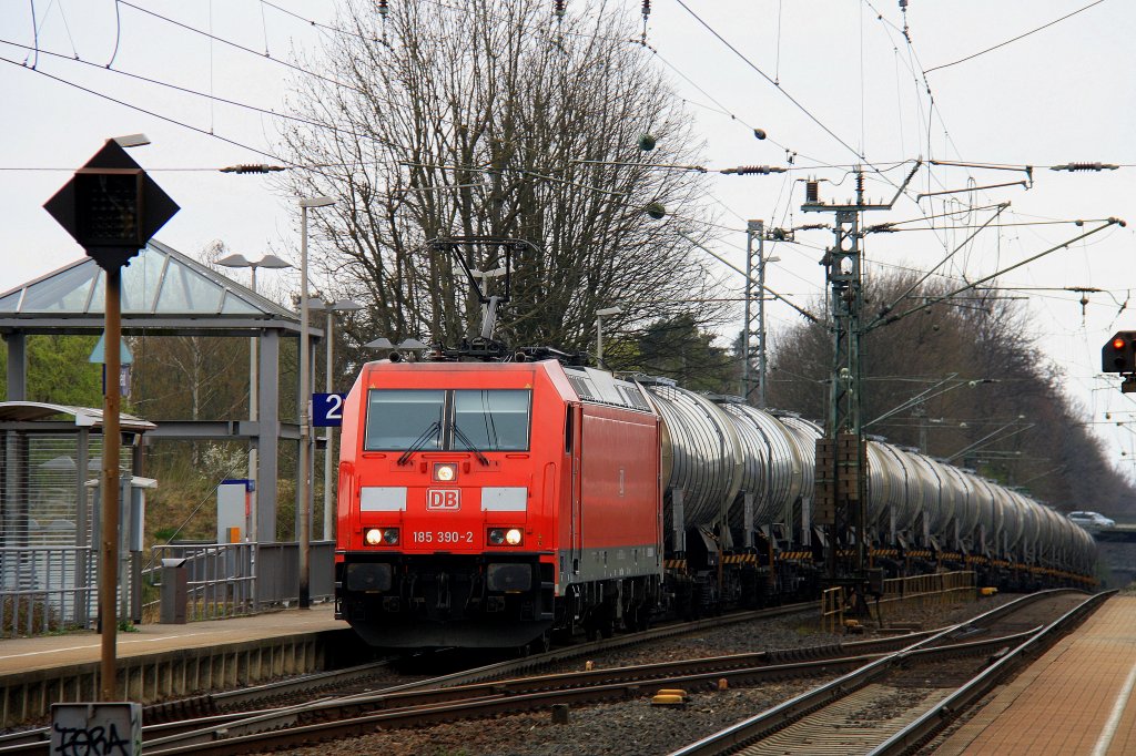 185 390-2 DB kommt durch Kohlscheid als Umleiter mit einem  Kesselzug aus Richtung Herzogenrath und fhrt die Kohlscheider-Rampe hoch nach Aachen-West am 30.3.2012.