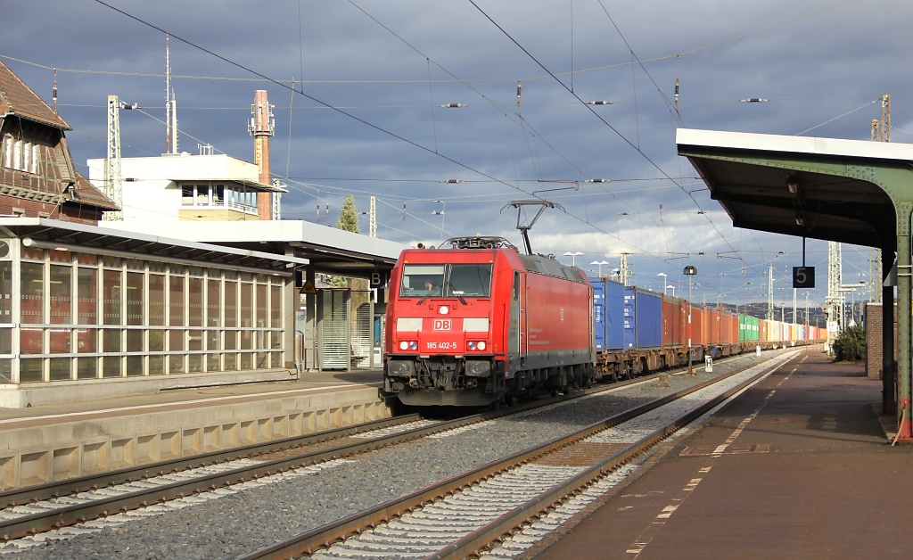 185 402-5 mit Containerzug in Fahrtrichtung Sden. Aufgenommen am 25.11.2012 in Eichenberg.