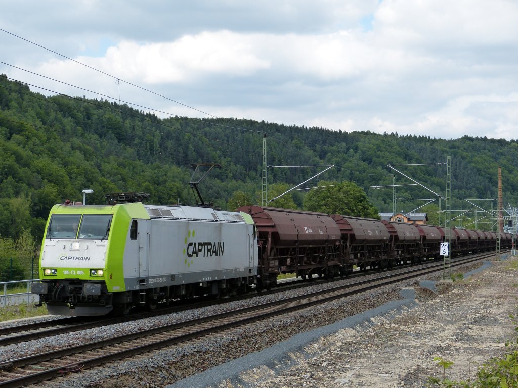 185 505 der Captrain (ITL) durchfhrt am 14.06.13 Knigstein.
Es war so ziemlich der einzigste Gterzug da durch das Hochwasser doch noch ziemliche Einschrnkungen zu diesem Zeitpunkt bestanden.
Liebe Gre zurck an den TF fr dieses Makro :)