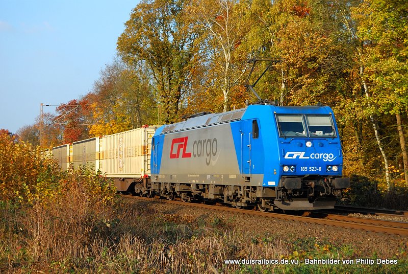 185 523-8 (CFL-Cargo) fhrt am 30. Oktober 2009 um 16:09 Uhr mit dem Warsteiner durch Ratingen