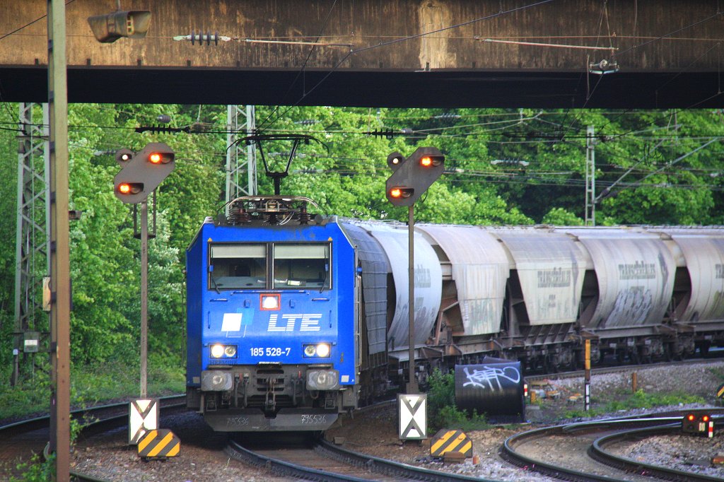 185 528-7  Hermine  von LTE als Schubhilfe fr einen Getreide-Zug von Aachen-West nach Belgien.
Vorne fhrt die Class 66 DE6311  Hanna  von Crossrail am 16.5.2012.