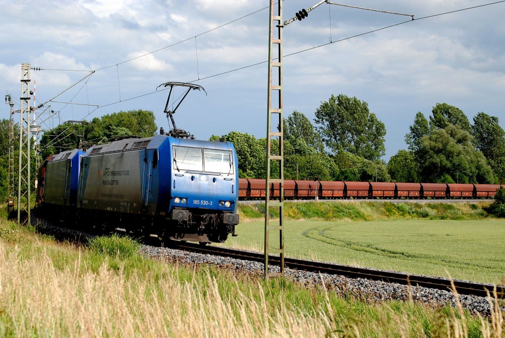 185 530-3 VPS und 185 CL-008 kommen mit ihrem Erzzug aus dem Bahnhof Salzgitter Beddingen um auf die Strecke Richtung Hannover zu fahren am 18.06.2011. Mein 500. Bild bei Bahnbilder 
