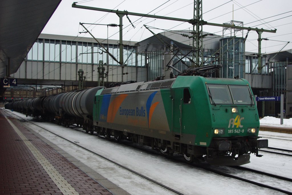 185 542-8 kam am 06.01.2011 mit einem Kesselwagenzug aus dem Rbf Kassel und durchfhrt hier den Bahnhof Kassel Wilhelmshhe.