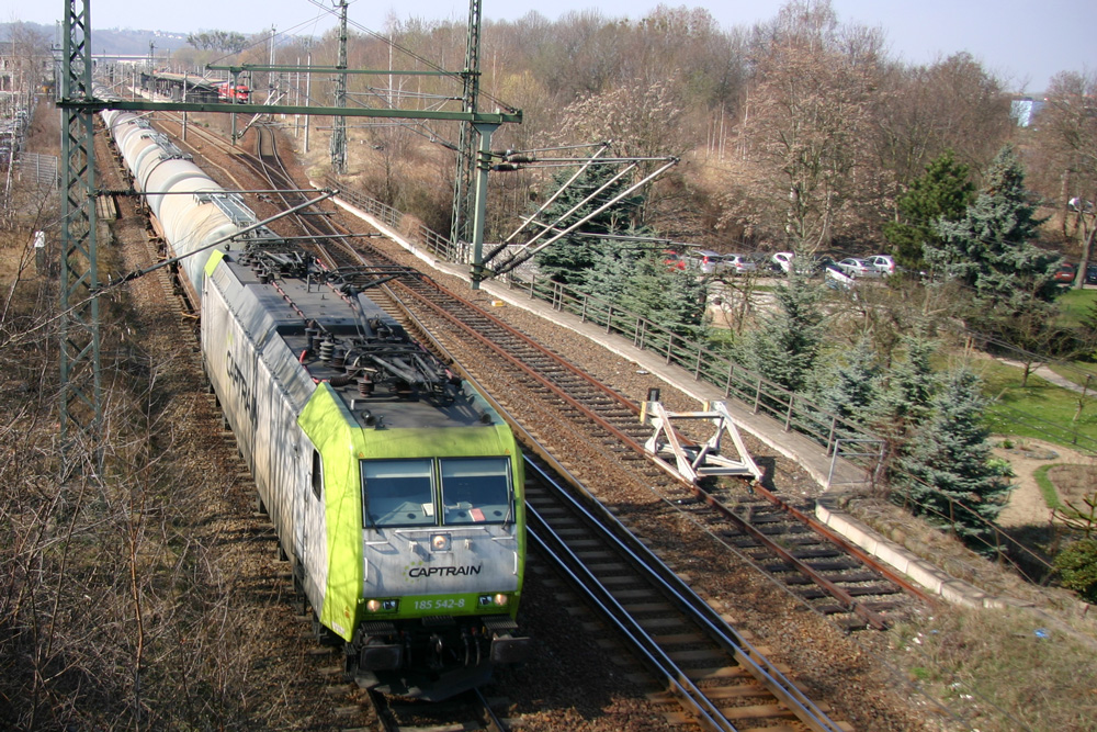 185 542 verliess soeben die Abstellgleise des Bahnhofes Pirna und macht sich nun auf den Weg Richtung Bad Schandau. 28.03.2012