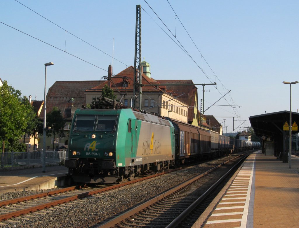 185 550-1 von R4C/Captrain steht am 24. Juli 2012 mit dem Enerconzug aus Ummendorf auf Gleis 1 in Kronach.
