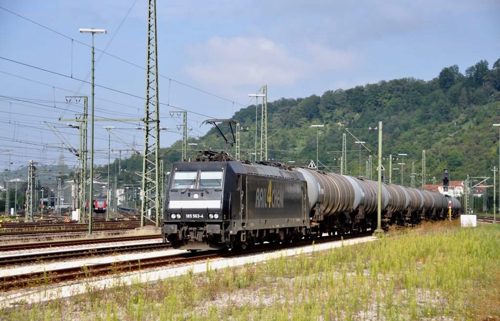 185 563 MRCE Dispolok ehem.R4C jetzt ist sie fr Captrain unterwegs mit einem Kewaz Richtung Ulm in Plochingen am 4.9.2010