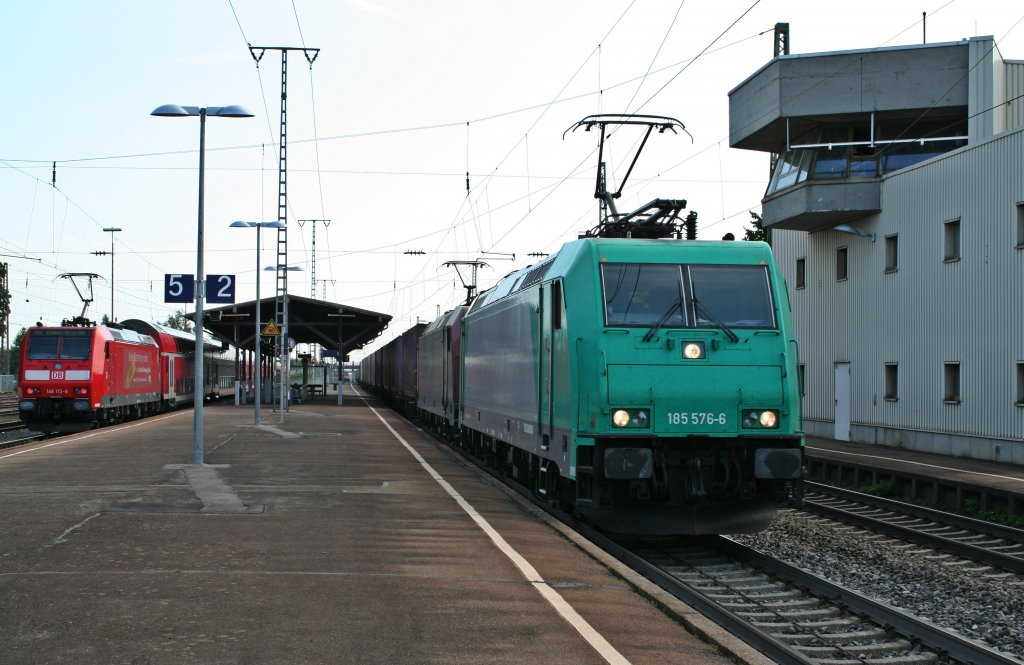 185 576-6 und eine weitere Crossrail 185 mit einem KLV-Zug gen Sden am Morgen des 25.07.13 bei der Durchfahrt des Bahnhofs Mllheim (Baden).