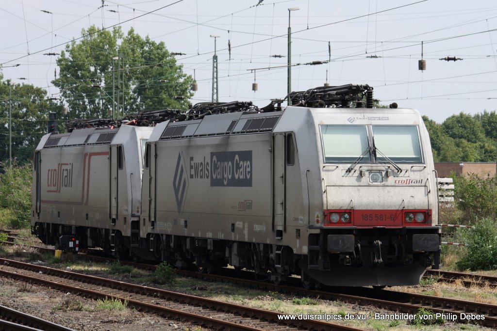 185 581-6 (Crossrail / Ewals Cargo Care) steht am 1. August 2010 zusammen mit 185 578-2 (Crossrail) abgestellt in Krefeld