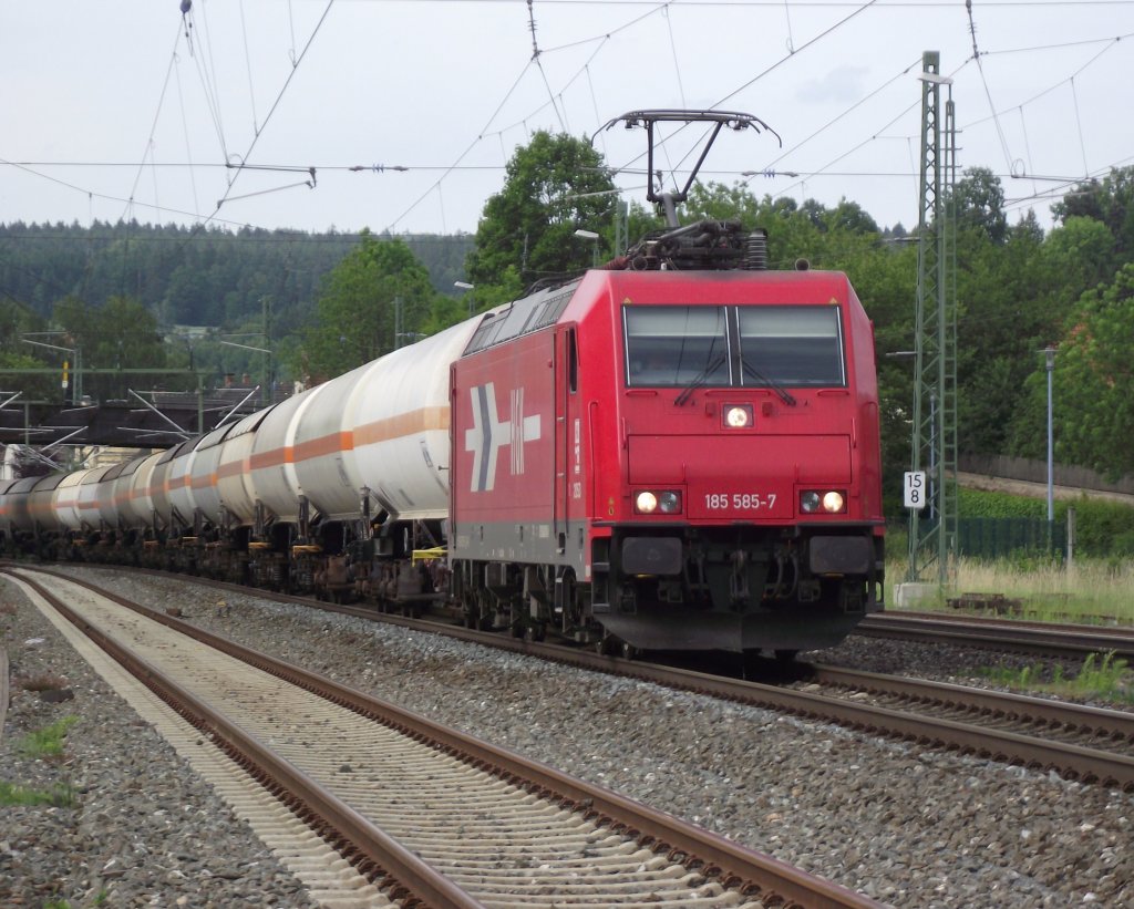 185 585-7 der HGK zieht am 17. Juni 2011 einen Gaskesselzug durch Kronach.