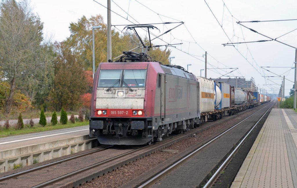 185 597 zog am 25.10.11 einen Crossrail-Zug durch Hohenthurm Richtung Halle(S).