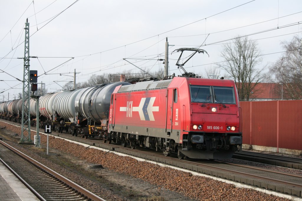 185 606-1 HGK mit Kesslwagenzug am 11.02.2011 in Rathenow