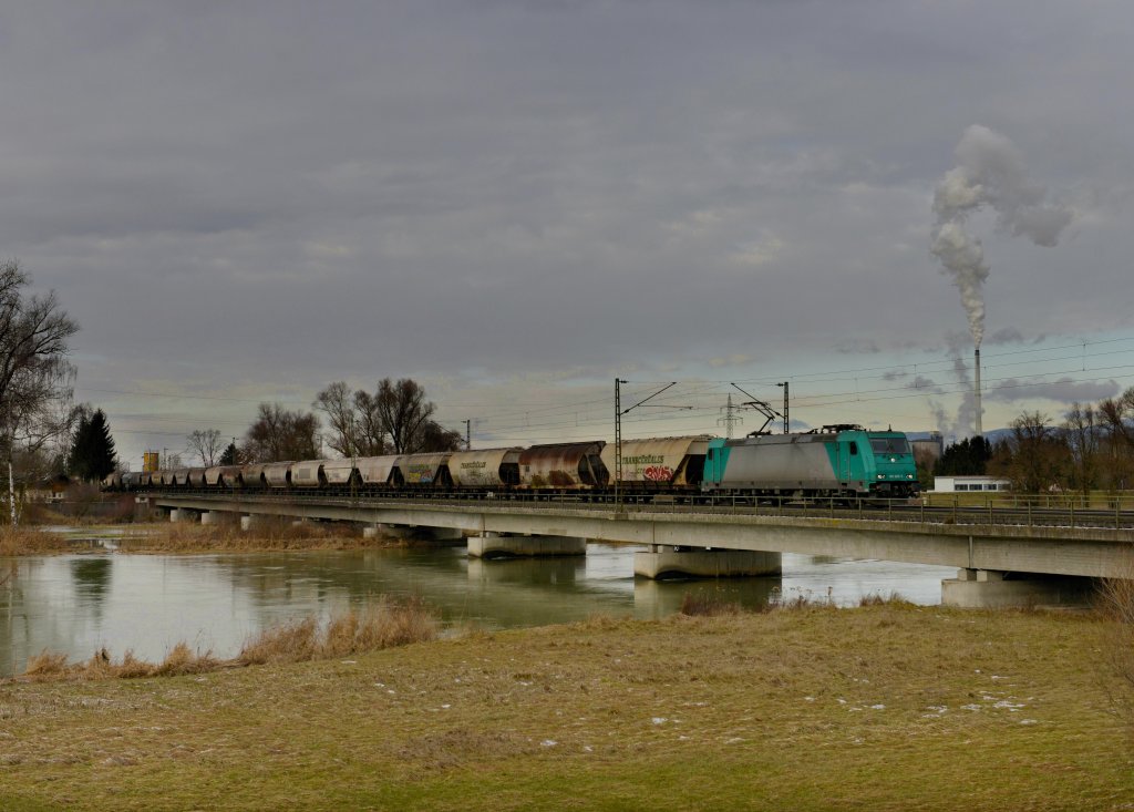 185 609 mit einem Getreidezug am 12.01.2013 bei der berquerung der Isar in Plattling.