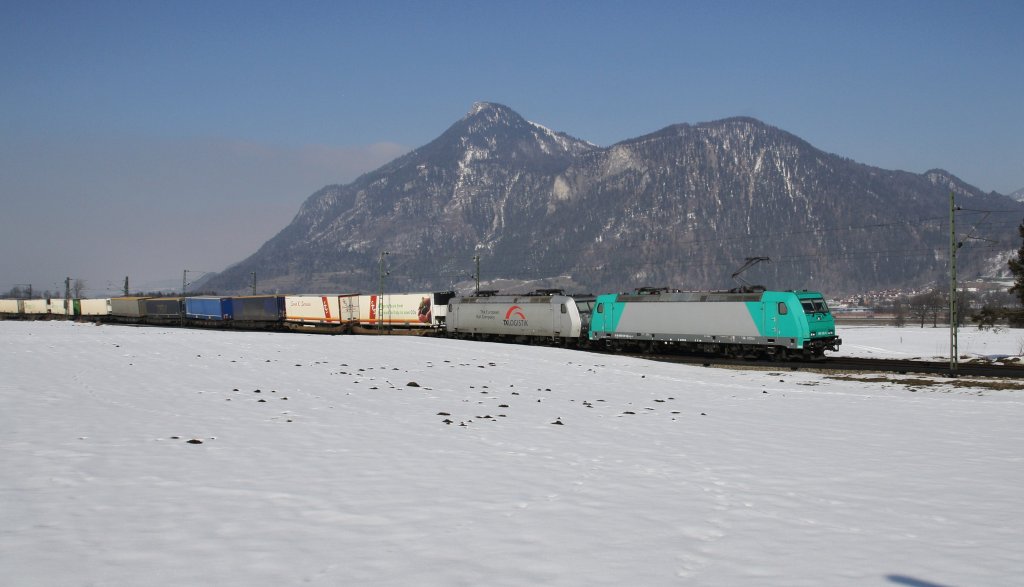 185 618-6 RBS AF und 185 539-4 von TXL fahren am 3.3.2012 mit einem KLV durch Niederaudorf Richtung Kufstein, weiter nach Italien.