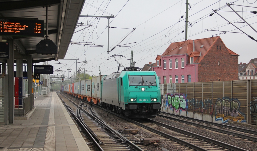 185 619-4 bringt einen Containerzug in Richtung Seelze. Aufgenommen am 27.04.2013 in Hannover-Linden/Fischerhof.