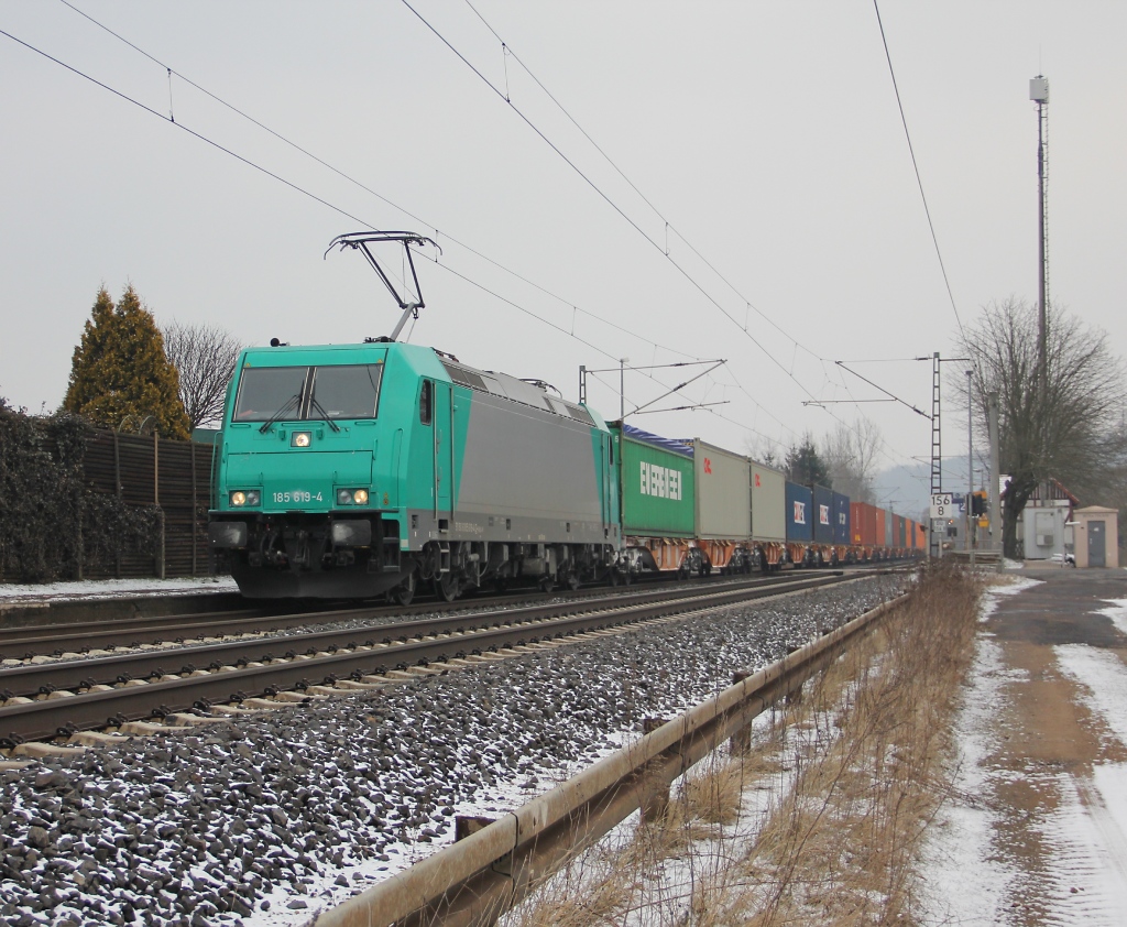 185 619-4 mit Containerzug in Fahrtrichtung Sden. Aufgenommen am 29.03.2013 in Ludwigsau-Friedlos.