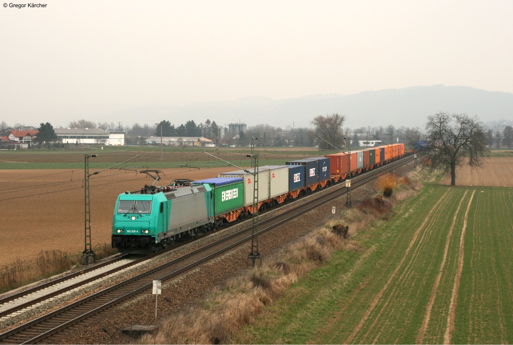 185 619-4 mit einem Containerzug Richtung Sden bei Weinheim-Ltzelsachsen. Aufgenommen am 29.03.2013.