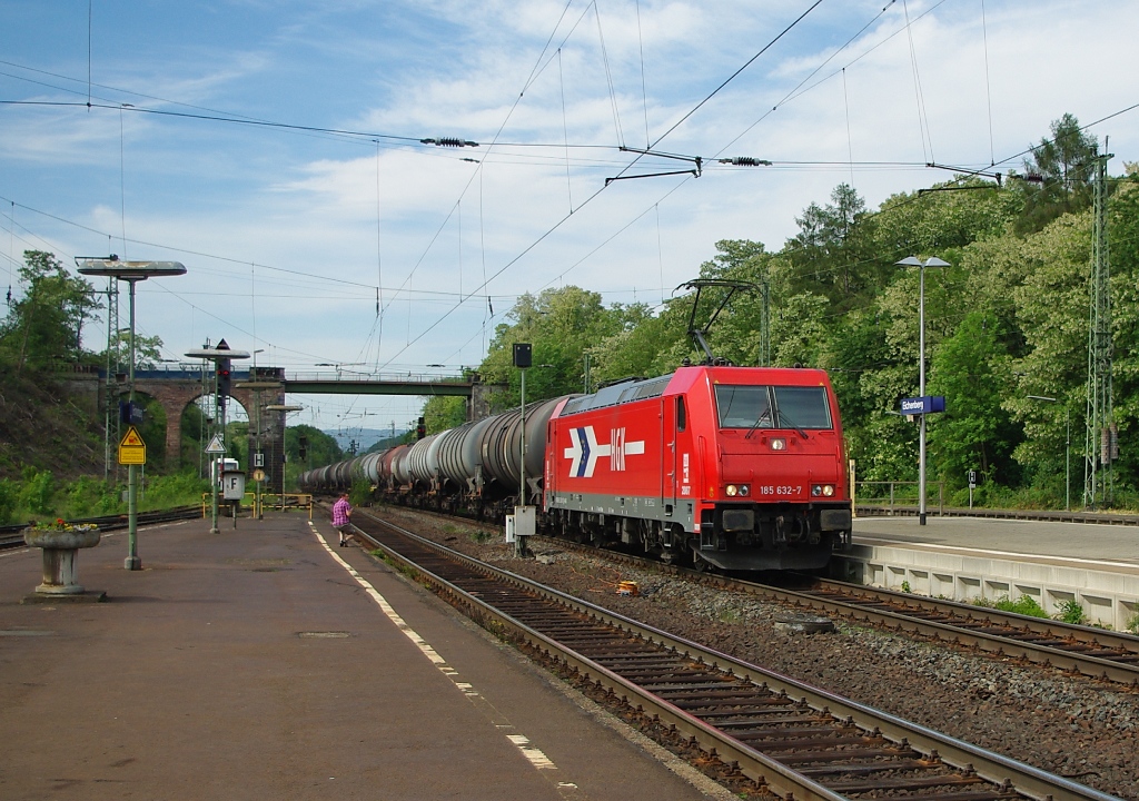 185 632-7 mit Kesselwagenzug in Fahrtrichtung Norden. Aufgenommen am 26.05.2011 in Eichenberg.