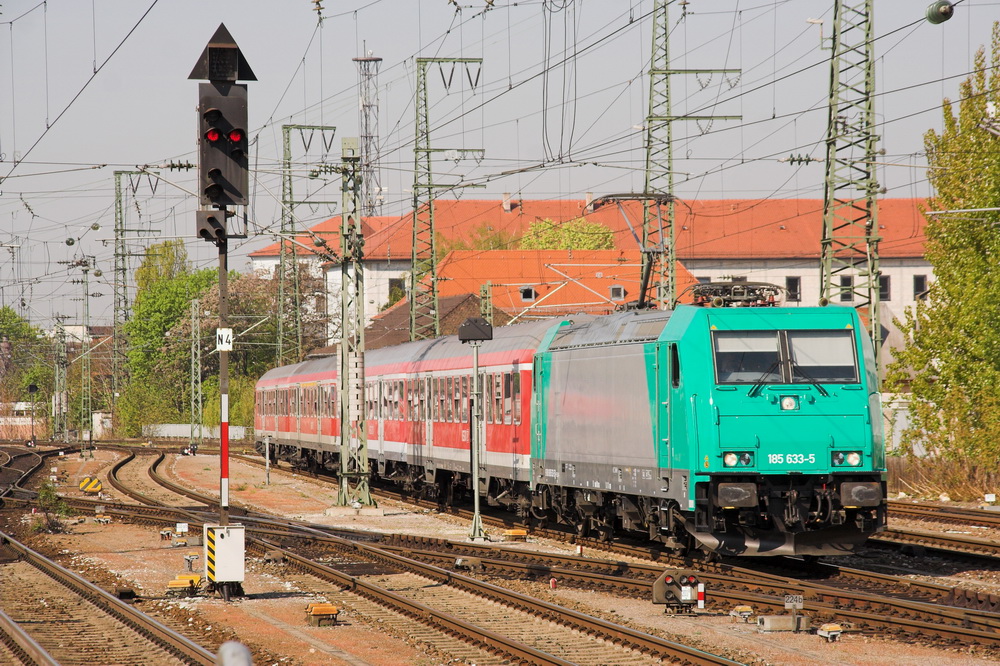 185 633 mit einem S-Bahn Ersatzzug in Nrnberg Hbf. (Aufnahmedatum: April 2011)