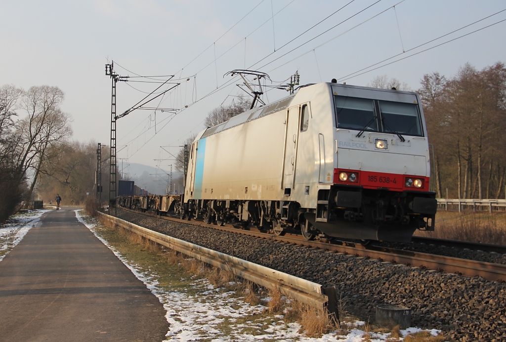 185 638-4 mit Containerzug in Fahrtrichtung Norden. Aufgenommen am 14.02.2013 zwischen Eschwege und Albungen.