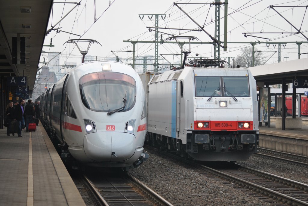 185 638-4 (Railpool) steht im Bahnhof von Fulda neben einem ICE-T der gerade von der Schnellfahrstrecke Kassel-Fulda kam. Aufgenommen am 04.04.2012.