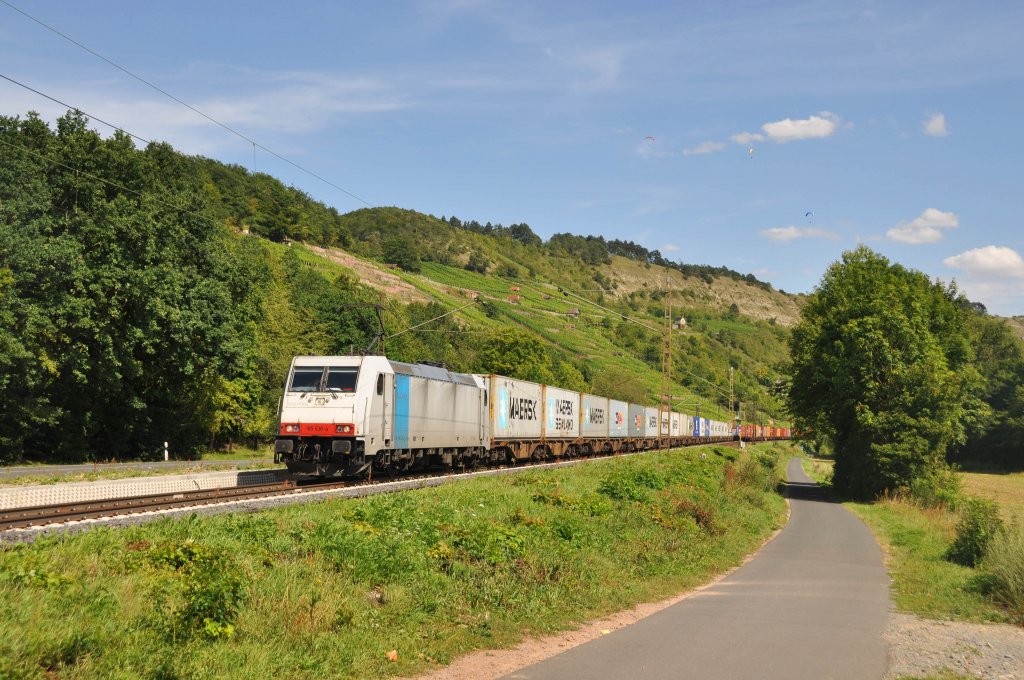185 638 Railpool-BoxXpress mit Containern in Richtung Gemnden auf der Main-Spessart-Bahn.Aufgenommen bei Gambach am 4.8.2012