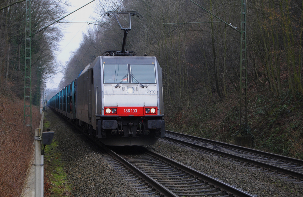186 103 I-TRC mit einem Autozug Fait in Richtung Aachen am 16.02.2013