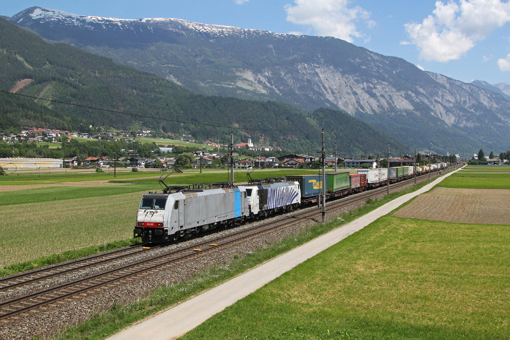 186 109 + 189 917 mit einem KLV Zug am 26.05.2012 bei Schwaz.