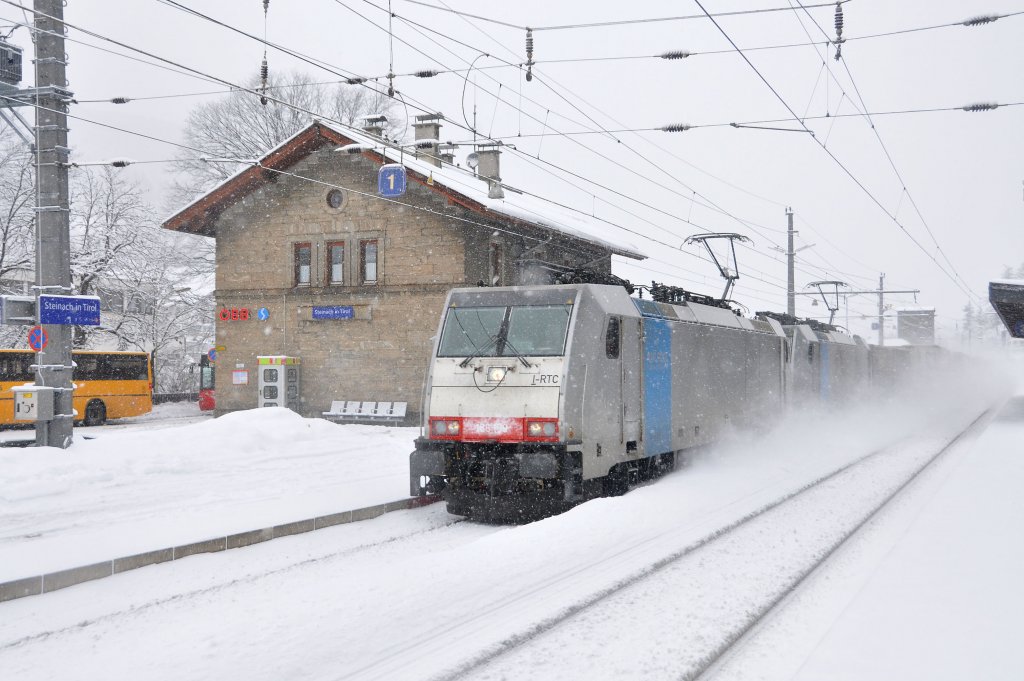 186 109 von Railpool fr Lokomotion unterwegs mit einem KLV-Zug.Am 24.1.2012 fhrt sie auf der Brennerbahn Bergwrts in Richtung Italien.Das Bild entstand im Bahnhof Steinach in Tirol.