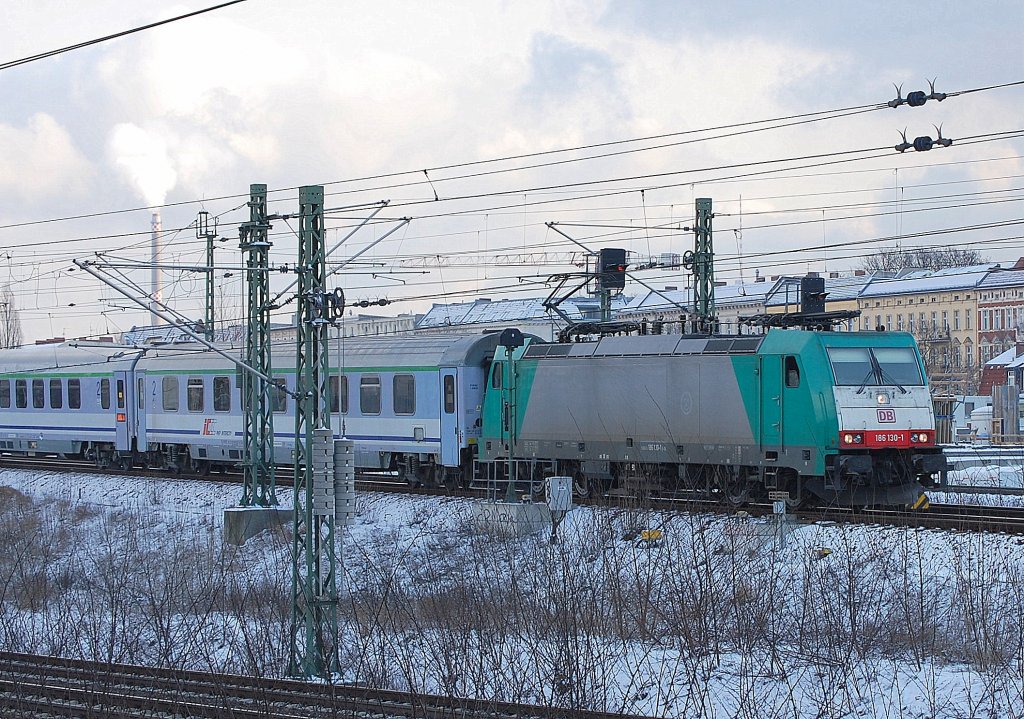 186 130-1 der DB mit der Berlin-Warschau-Express Zuggarnitur Richtung Berlin-Grunewald,
