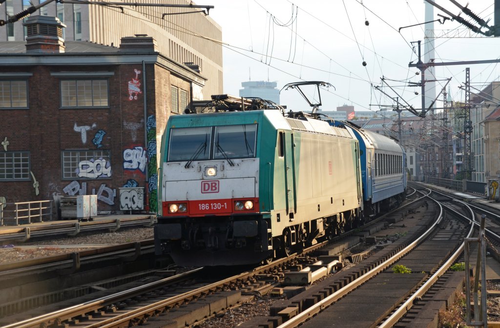 186 130 zog am 22.09.12 den D 1248 durch Berlin-Friedrichstrae Richtung Hbf.