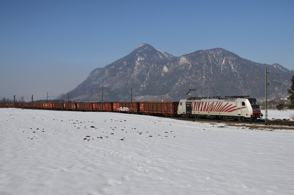 186 281-2 von LM fhrt am 3.3.2013 mit einem Schrottzug durch Niederaudorf Richtung Italien. In Kufstein ist aber Lokwechsel. Gre an den TF!