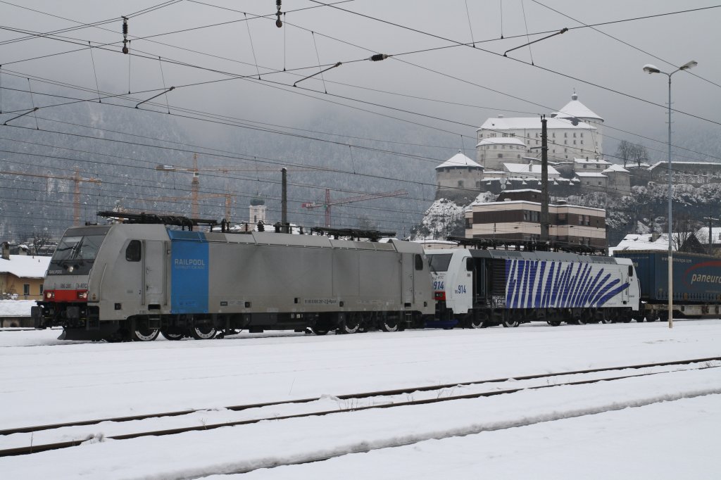 186 281-2 von Railpool und 189 914-5 von Lokomotion warten mit ihrem Gterzug am 27.1.2011 auf die Ausfahrt nach Mnchen.